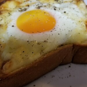 食パンで☆目玉焼きのとろけるチーズトースト☆